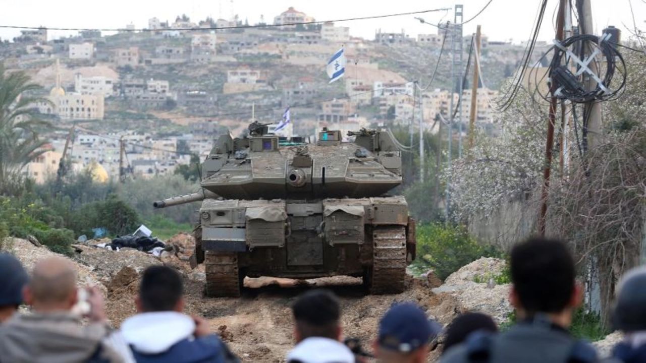 Un tanque de las fuerzas de Israel entra en Jenin, en la Ribera Occidental ocupada, el 23 de febrero de 2025.