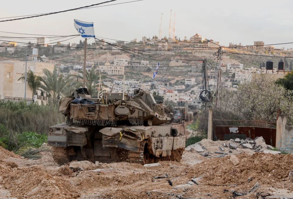 Maquinaria israelí maniobra durante una operación en Jenin, en la Ribera Occidental ocupada por Israel, el 23 de febrero de 2025.
