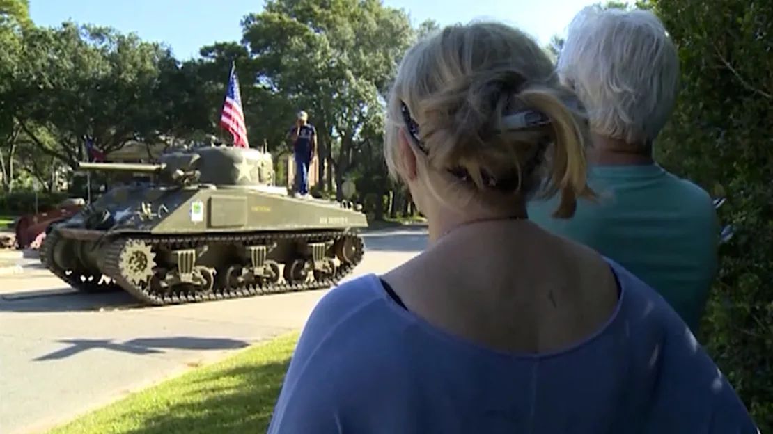 Un tanque comprado por Tony Buzbee estacionado afuera de su casa en Houston en agosto de 2017.