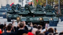 Los tanques rusos circulan por una calle de Moscú el día de un ensayo para un desfile militar que conmemora el 80 aniversario de la victoria sobre la Alemania nazi, el 3 de mayo de 2025.