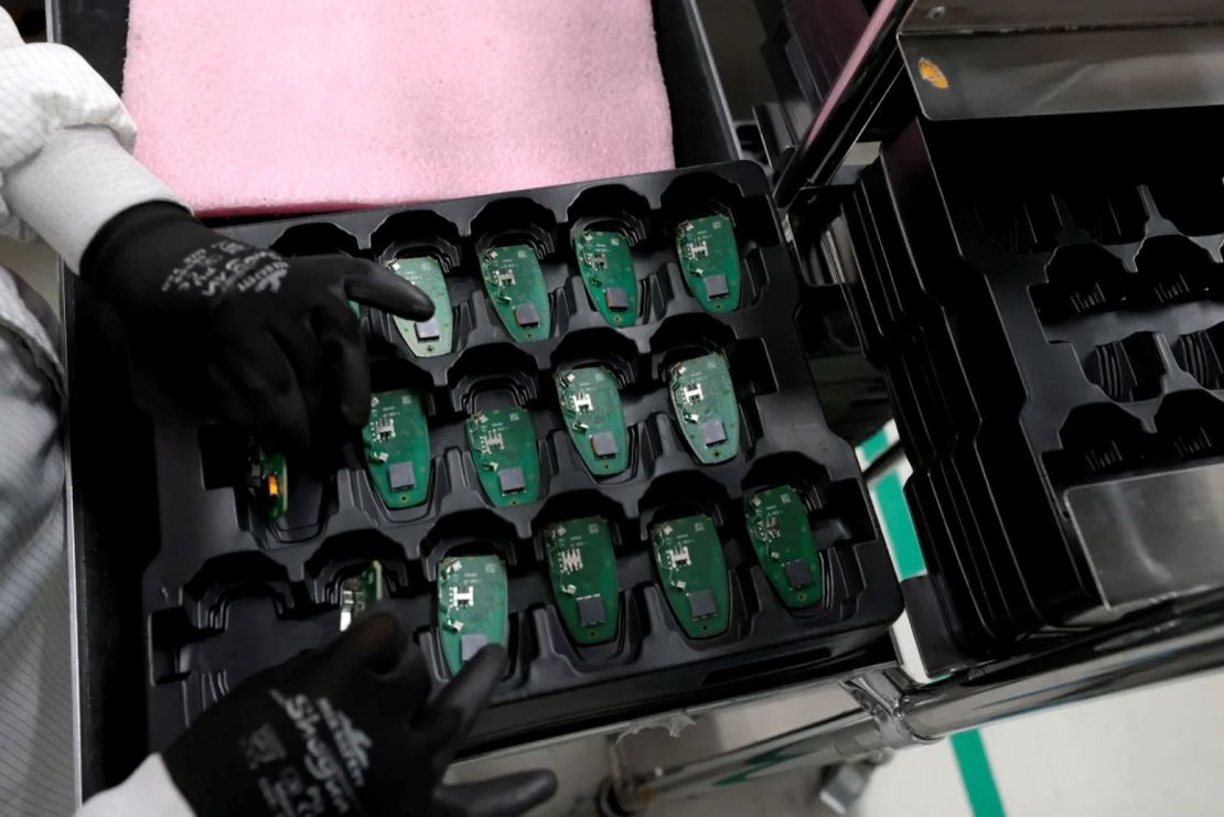Un trabajador ensambla llaves electrónicas de automóvil en una planta de fabricación en Tlajomulco de Zúñiga, México, el 20 de febrero. Al igual que innumerables autopartes y productos ensamblados en México, cruzan las fronteras de Norteamérica varias veces antes de su finalización.