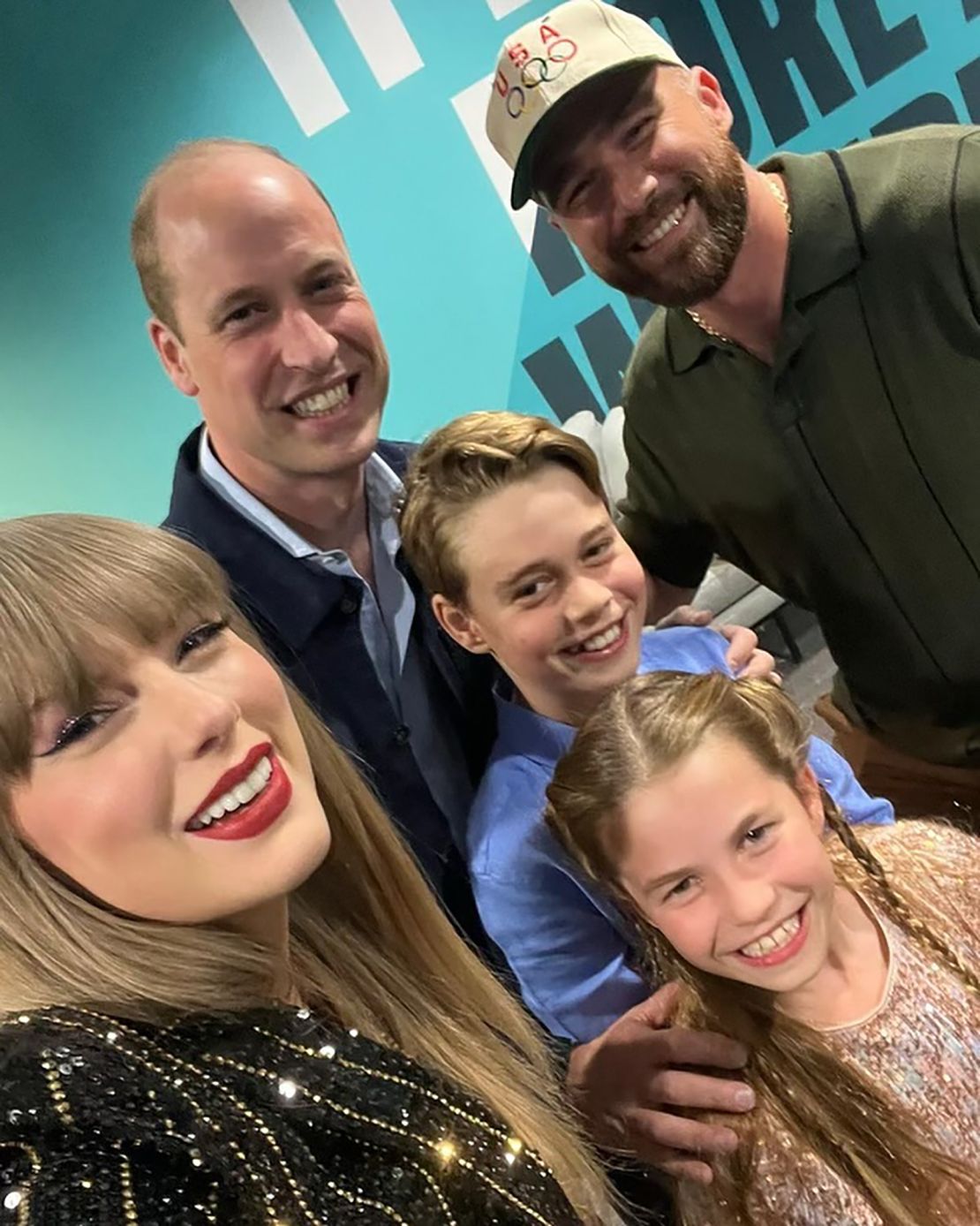 Taylor Swift compartilhou uma foto com o príncipe William, o príncipe George, a princesa Charlotte e Travis Kelsey no show de Swift em Londres em 21 de junho.