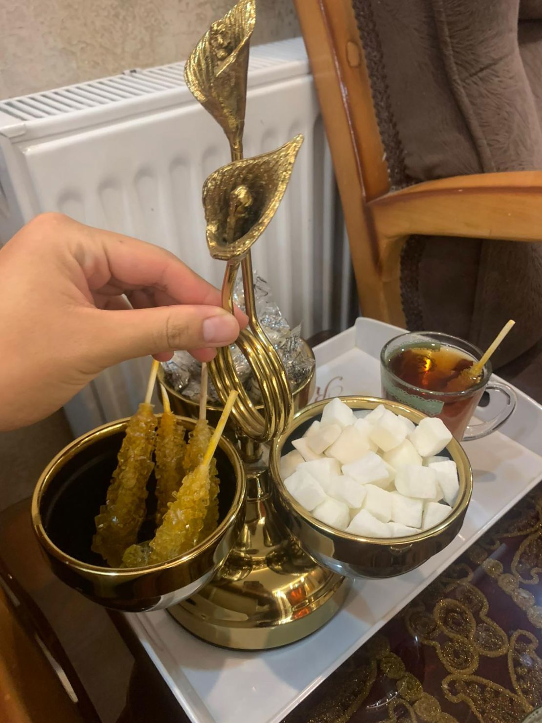 از چای با Nabat (شکر متبلور ایران) و مکعب های شکر در طول روز لذت می برند.