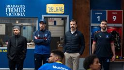 Nick Mohammed, Brendan Hunt, Jason Sudeikis y Brett Goldstein en la segunda temporada de "Ted Lasso".