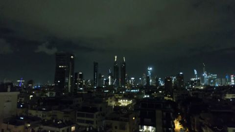 El horizonte de Tel Aviv, Israel, a primera hora de la mañana del jueves 20 de marzo de 2025, mientras suenan las sirenas tras la interceptación de un misil lanzado por los rebeldes hutíes de Yemen.