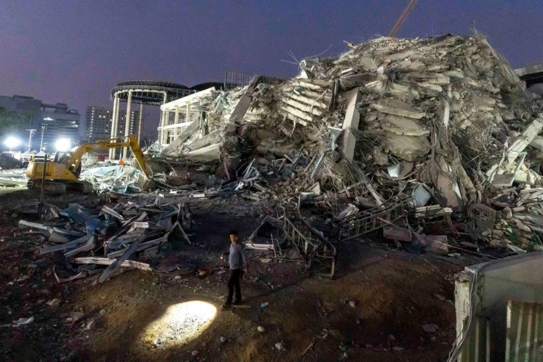 Los rescatistas buscan víctimas en el sitio de un rascacielos en construcción que se derrumbó tras un fuerte terremoto en Bangkok, Tailandia, la mañana del sábado 29 de marzo de 2025.