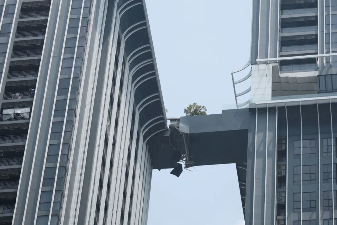 Se observa un puente que conecta dos condominios de gran altura dañado, tras un fuerte terremoto, en Bangkok, Tailandia, el 29 de marzo de 2025.