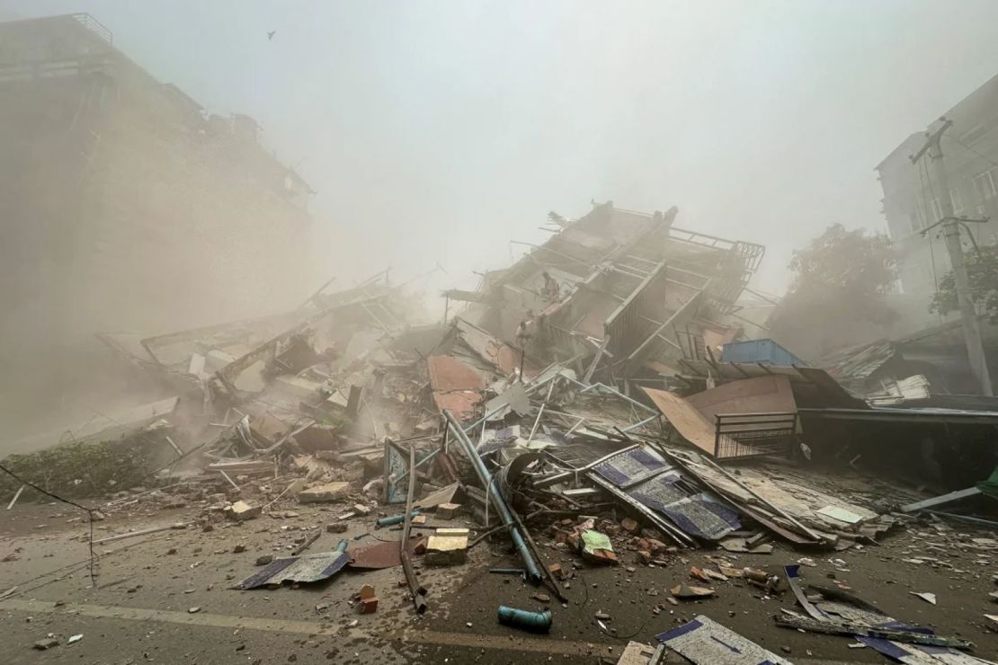 Personas inspeccionan los escombros de un edificio colapsado en Mandalay el 28 de marzo de 2025, después de un terremoto. Myanmar ha sido mucho más afectado que Tailandia y está mal preparado para enfrentar un desastre natural de esta magnitud.