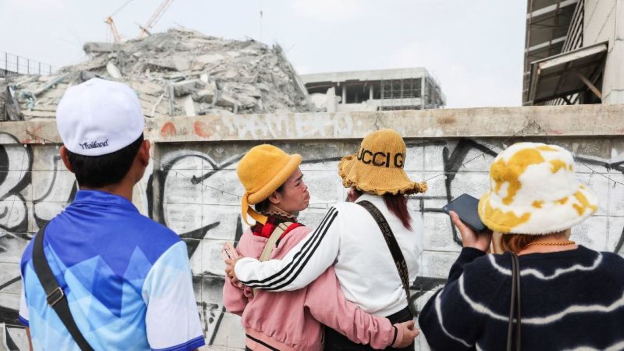 Den San, de 33 años, una trabajadora migrante camboyana en Tailandia desde hace 18 años, reacciona mientras espera noticias sobre su hermano, Soeurn Saan, de 38 años, y su esposa, quienes trabajaban en el edificio en el momento en que se desplomó tras un fuerte terremoto, en Bangkok, Tailandia, el 29 de marzo de 2025.
