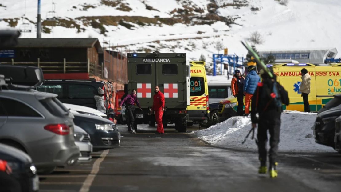 Unas 14 ambulancias fueron desplegadas en el resort de esquí, informó la protección civil de la región a CNN.