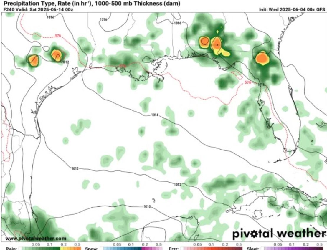 Un modelo GFS ejecutado desde la noche del martes que mira hacia el mismo período de tiempo del viernes por la noche, 13 de junio, ya que la imagen de la izquierda ya no muestra ninguna señal de una posible tormenta tropical o huracán en el Golfo.