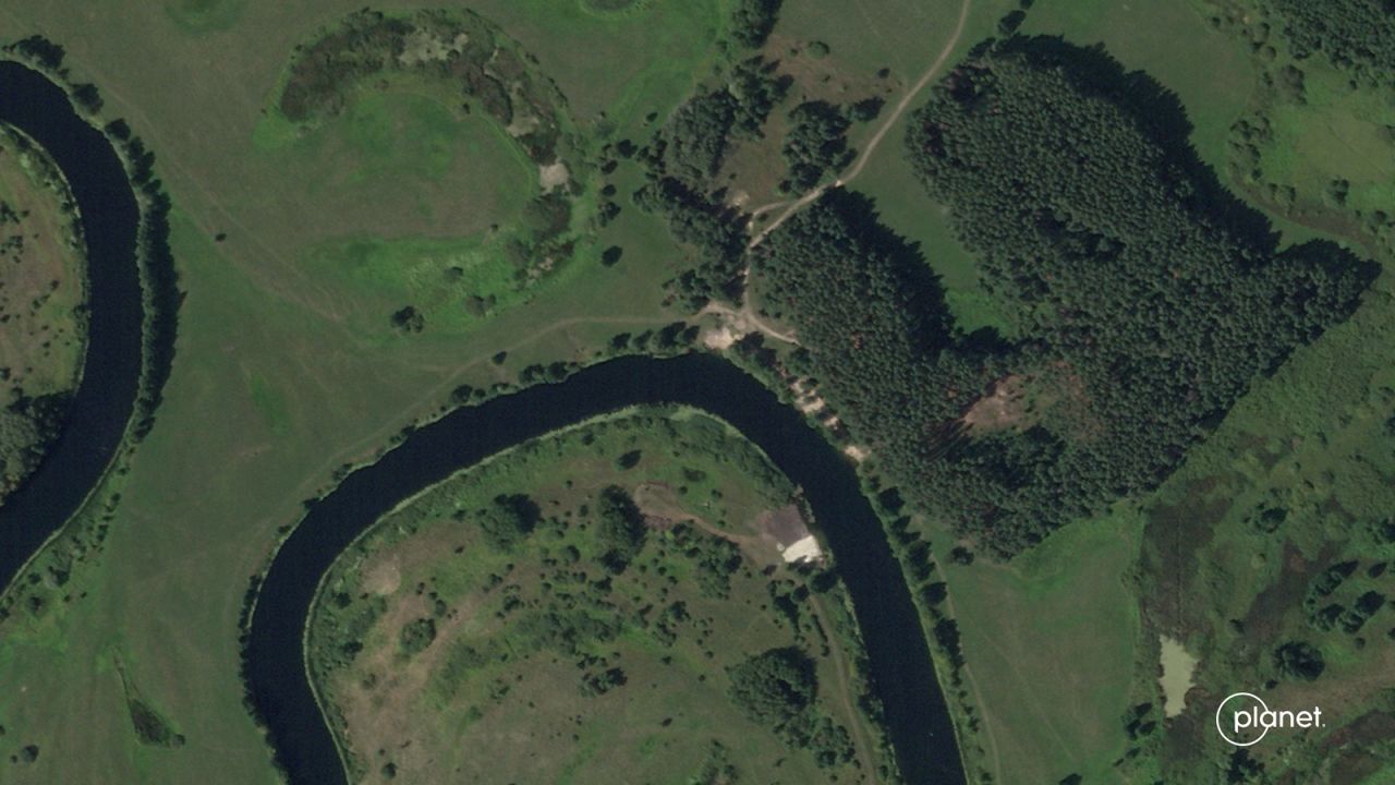 Dieses Satellitenbild zeigt den Fluss Seam in der Nähe von Glushkovo, Russland, am 14. August 2024.