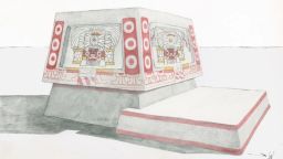 Una reconstrucción del altar ilustra los es pintados de rojo, negro y amarillo, que habrían representado a una persona con un tocado de plumas y flanqueada por escudos o regalia.