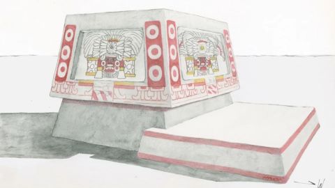 Una reconstrucción del altar ilustra los paneles pintados de rojo, negro y amarillo, que habrían representado a una persona con un tocado de plumas y flanqueada por escudos o regalia.