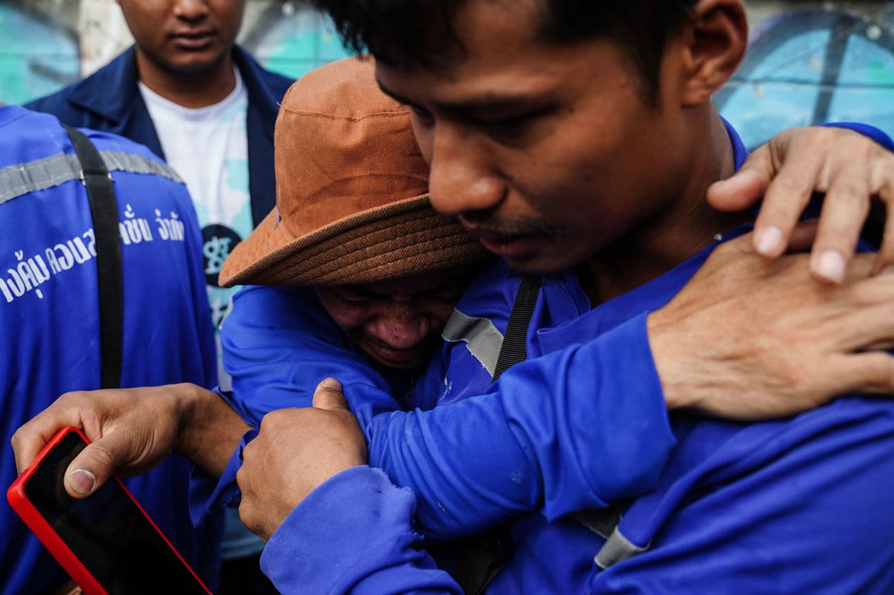 Un hombre llora mientras espera noticias sobre la búsqueda de sobrevivientes en un rascacielos en construcción en Bangkok el sábado 29 de marzo, un día después de que un terremoto derrumbara el edificio.