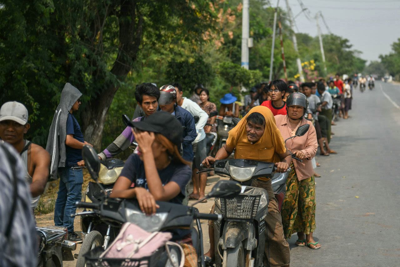 Motociclistas esperan en fila en una estación de servicio en Mandalay el sábado 29 de marzo de 2025.
