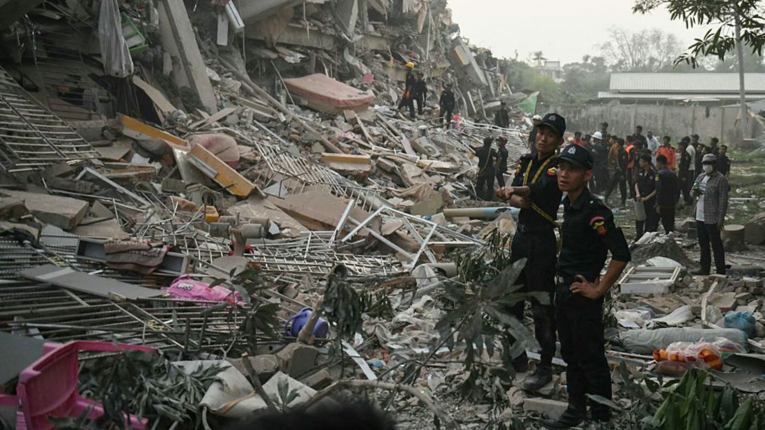 Rescatistas buscan supervivientes atrapados en el derrumbado edificio Sky Villa Condominium en Mandalay el 29 de marzo de 2025, un día después de que un terremoto azotara el centro de Myanmar el día anterior.