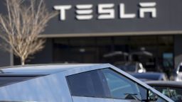Un Cybertruck y otros vehículos Tesla en Kennesaw, Georgia.
