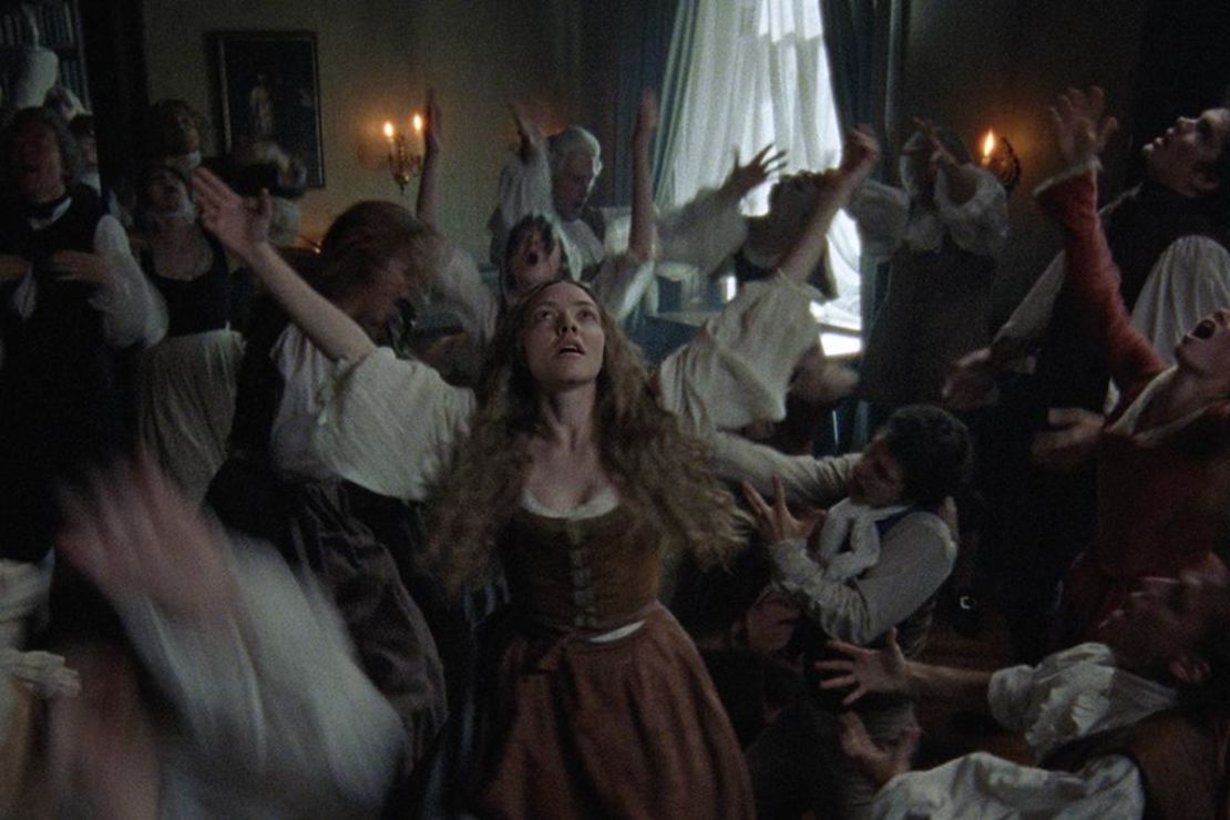 Amanda Seyfried (centro) en "The Testament of Ann Lee"