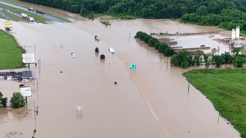 Un ragazzo è morto nelle inondazioni del Texas, mentre le autorità hanno condotto più di 200 operazioni di salvataggio in tutto lo stato