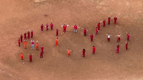 Vista aérea de detenidos formando las letras SOS con sus cuerpos en el patio del Centro de Detención Bluebonnet, donde se encuentran detenidos venezolanos en el centro de un fallo de la Corte Suprema de Estados Unidos, en Anson, Texas, EE.UU., el 28 de abril de 2025.