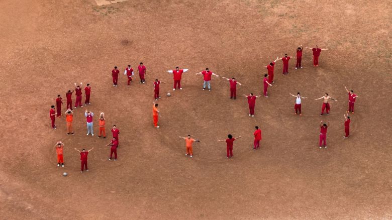 Vista aérea de detenidos formando las letras SOS con sus cuerpos en el patio del Centro de Detención Bluebonnet, donde se encuentran detenidos venezolanos en el centro de un fallo de la Corte Suprema de Estados Unidos, en Anson, Texas, EE.UU., el 28 de abril de 2025.