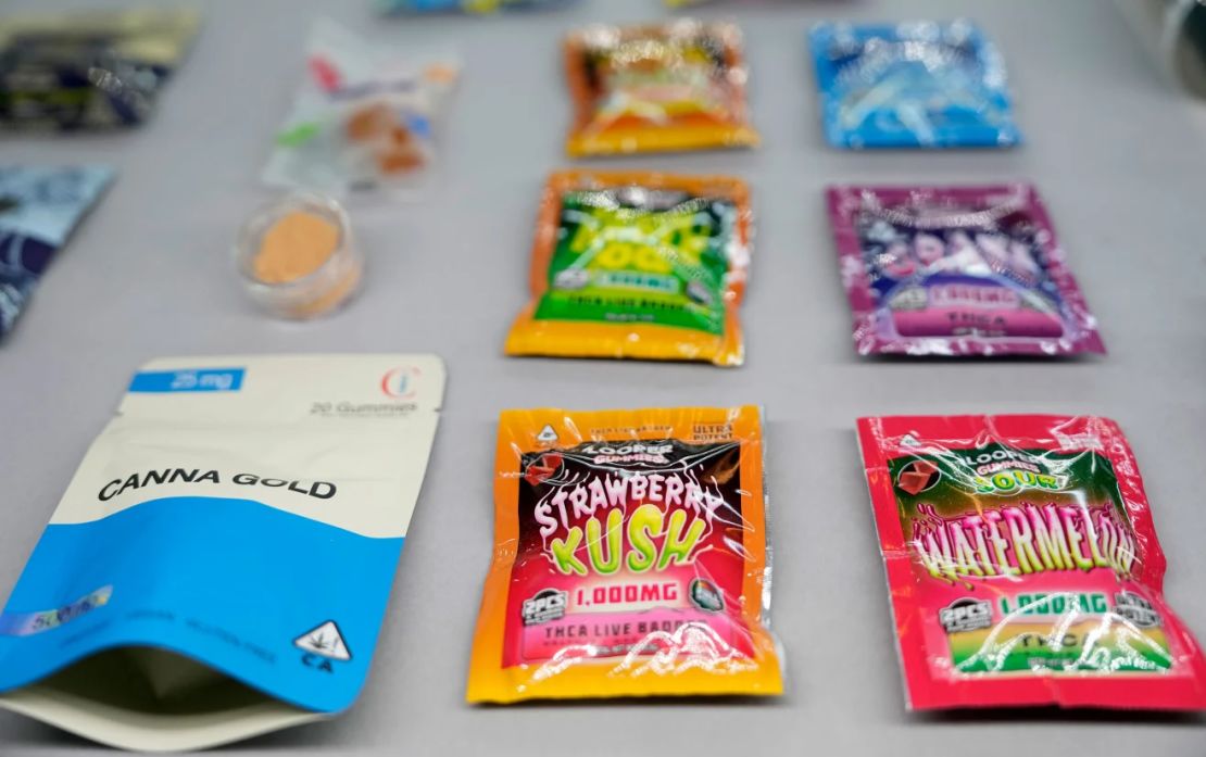 Una selección de comestibles con THC en el dispensario Cobo en Houston, el 14 de marzo de 2025.<br />(Melissa Phillip / Houston Chronicle / Getty Images).