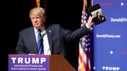 Donald Trump muestra una copia de su libro de 1987, "The art of the deal", durante un evento en la Academia Pinkerton en Derry, New Hampshire, el 19 de agosto de 2015.