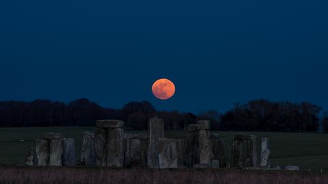 the-Moon-at-Stonehenge-English-Heritage_Andre-PattendenDSC_6335b.jpg
