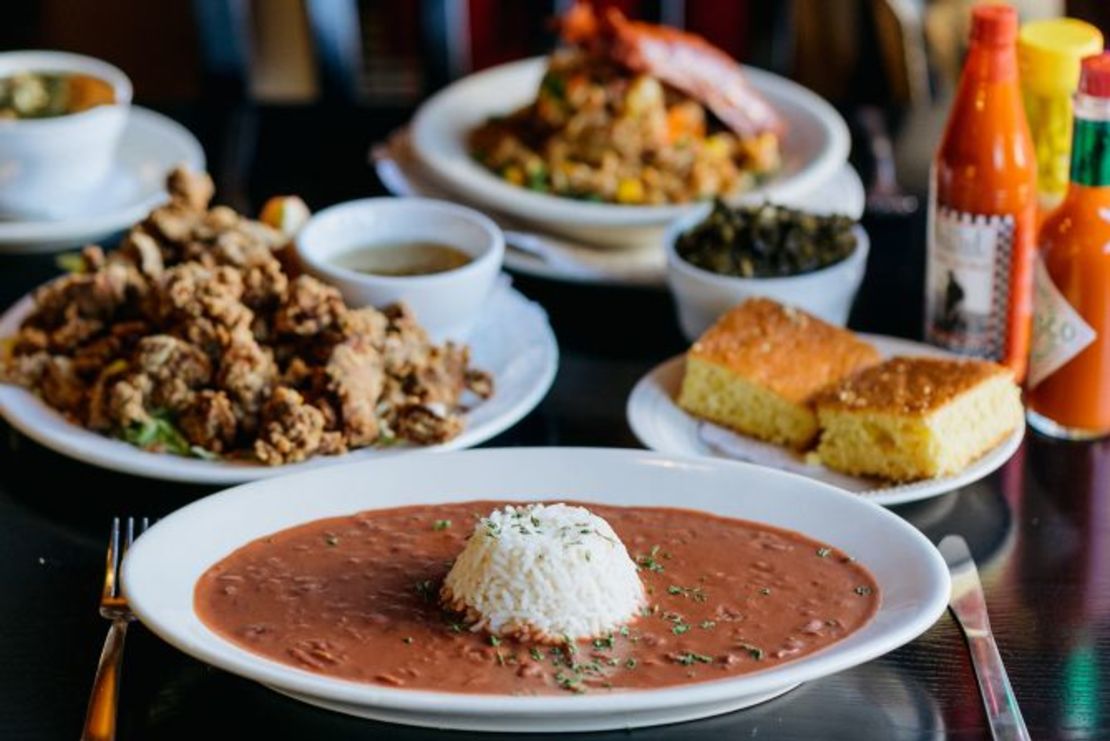 En la foto: frijoles rojos y arroz, pan de maíz y otros platos en The Praline Connection.