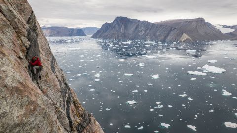 Alex Honnold climbing Ingmikortilaq. (photo credit: National Geographic/Pablo Durana)
