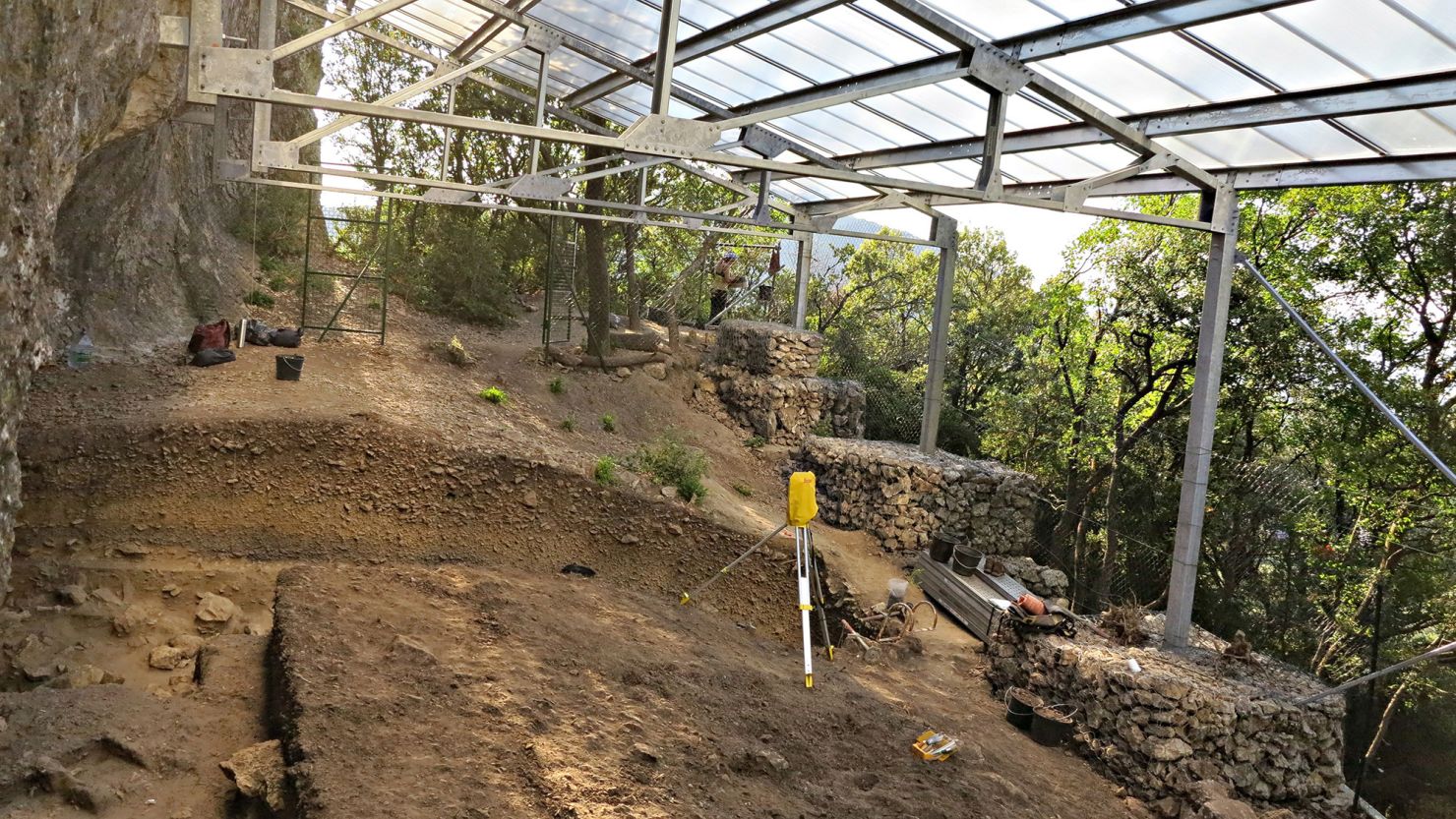 Grotte Mandrin, a rock shelter in southern France's Rh?ne Valley, is the only known site to have been home to alternating groups of both Homo sapiens and Neanderthals.