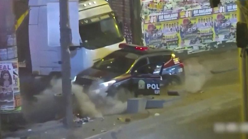 See alleged stolen truck crash into police cars in Peru