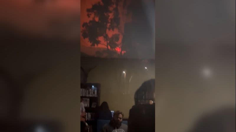 Estudiantes Se Refugian En Una Biblioteca Ante La Amenaza De Incendio ...