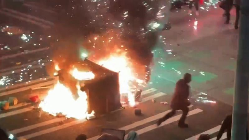 https://media.cnn.com/api/v1/images/stellar/prod/thumb-seattle-protest-1.jpg?c=16x9&q=w_800,c_fill