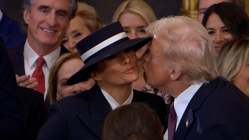 Donald trump no juramentó sobre biblia y el momento del 