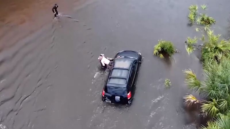 Деби разпространява проливен дъжд и заплаха от торнадо на север, докато бързо се ускорява към североизток