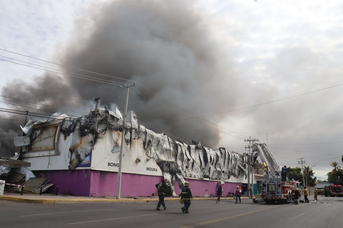 Una larga columna de humo era visible desde la calle, según fotografías difundidas por el gobierno estatal y medios locales.