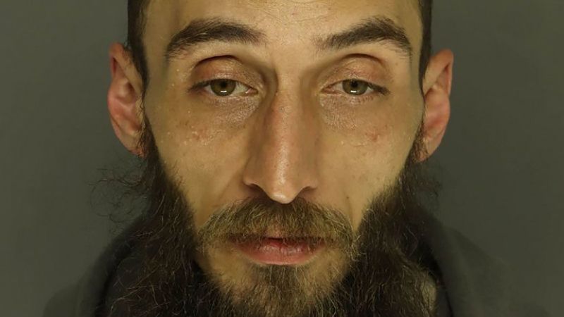 линк копира Мъж който мащабира желязна ограда за сигурност посред