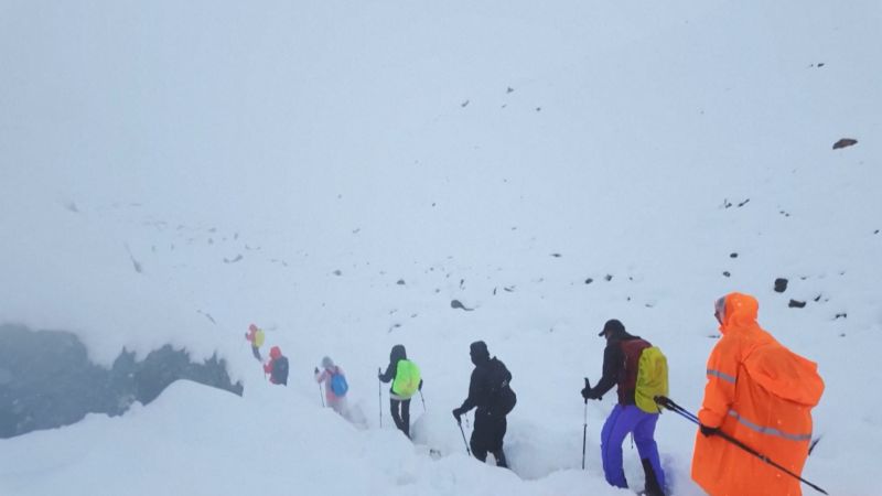 Hundreds of trekkers rescued from Mt Everest Hundreds of trekkers rescued from Mt Everest