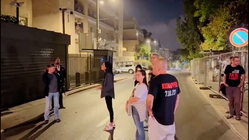 Mother of Israeli hostage protests in front of Netanyahu’s residence