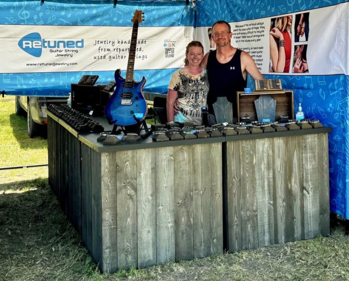 Christina e Ian Lacey en el Cattle Country Music Festival en Gonzales, Texas, el 11 de abril de 2025.
