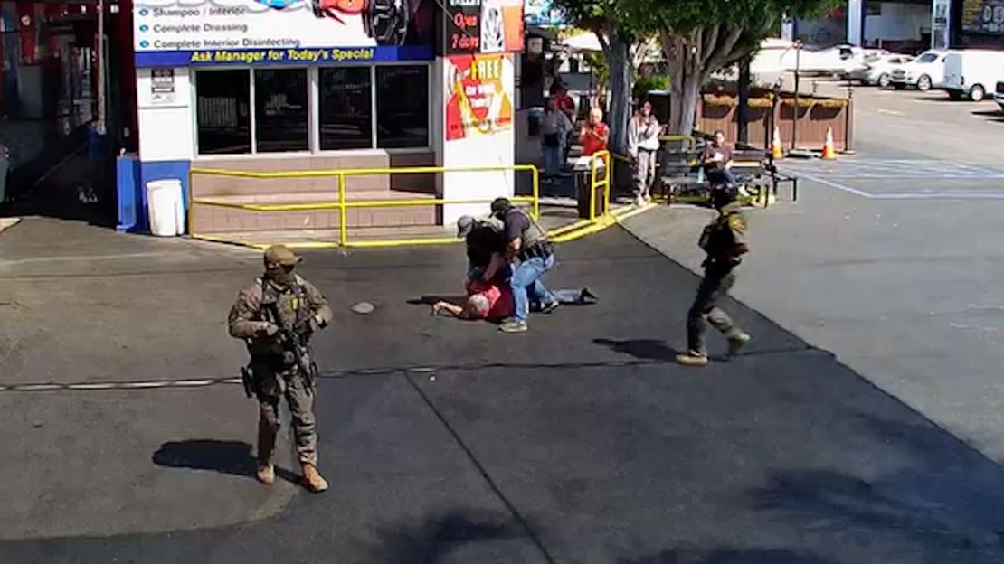 Videos de cámaras de seguridad muestran a agentes enmascarados y armados, y el momento en el que arrojan a Shouhed al suelo.
