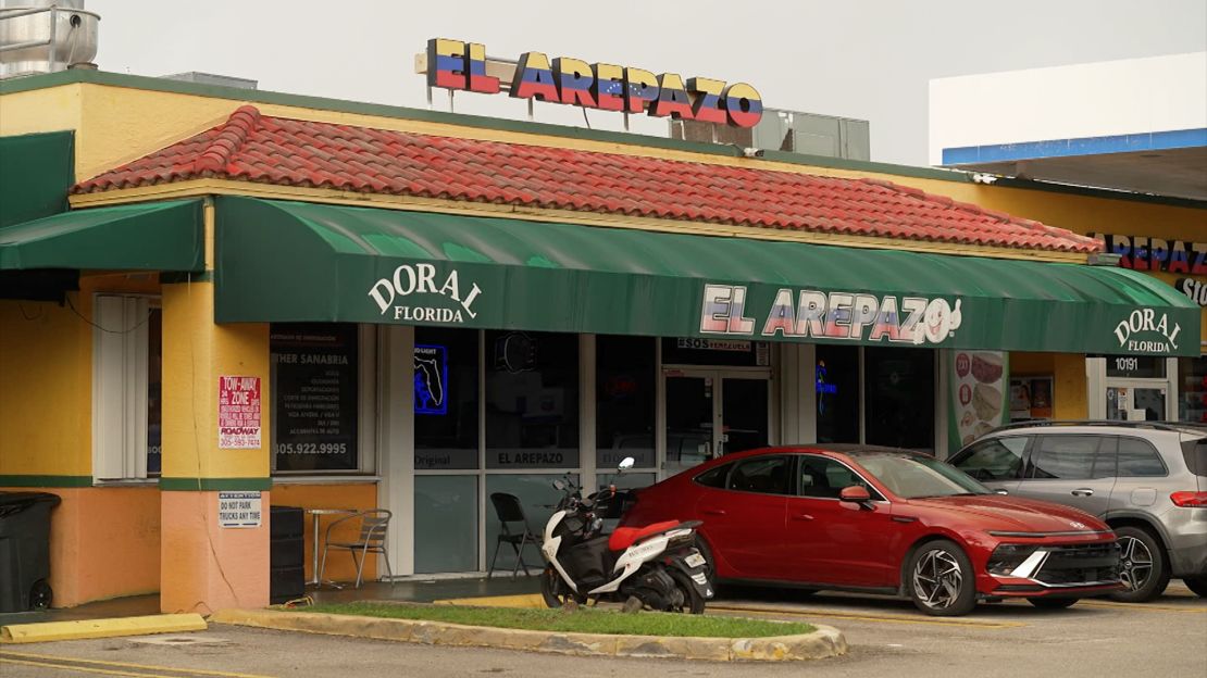 El Arepazo, punto de reunión de los venezolanos en Doral, Florida. Hoy atraviesa uno de sus peores momentos por la caída de ventas debido al temor a los operativos de inmigración.