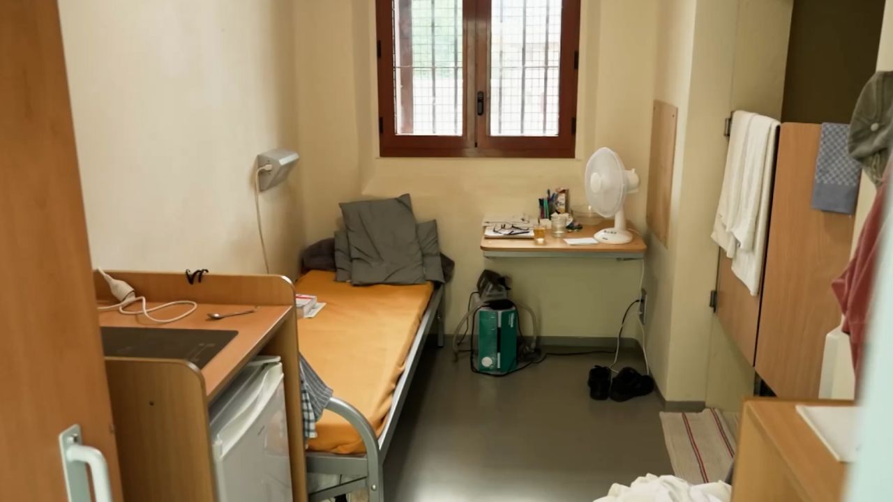 ThumbSarkozyPrisonCLEAN16x9.jpg