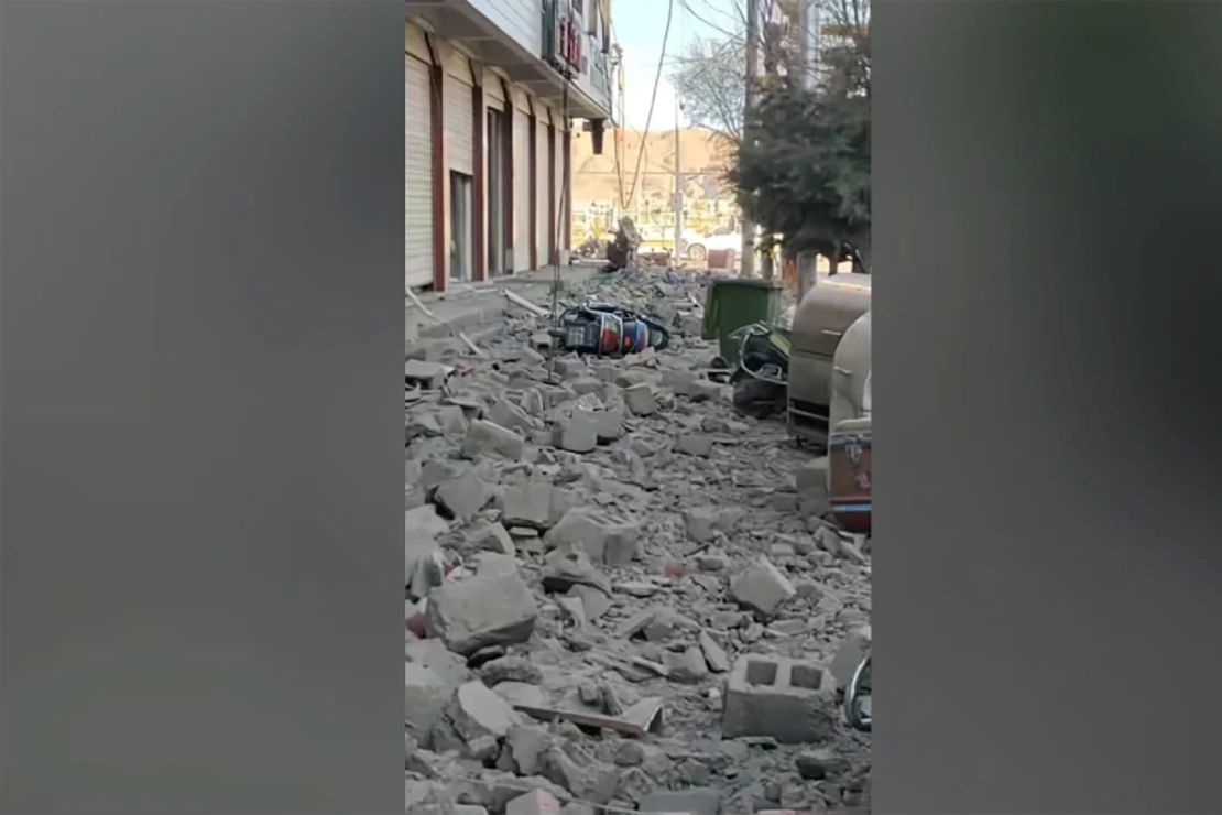 Escombros en el suelo después de que un poderoso sismo golpeara una región remota del Tíbet este martes por la mañana.