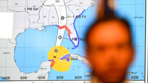 El gobernador de Florida, Ron DeSantis, habla durante una conferencia de prensa en el Centro de Operaciones de Emergencia del Estado en Tallahassee, Florida, el 26 de septiembre de 2024, mientras el huracán Helene se preparaba para azotar la costa de Florida como una tormenta "catastrófica" de categoría 4.