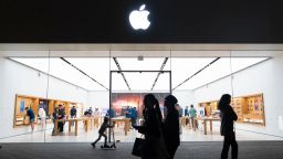 La gente pasa por una tienda Apple en el centro comercial Westfield UTC el 31 de enero de 2025 en San Diego, California.