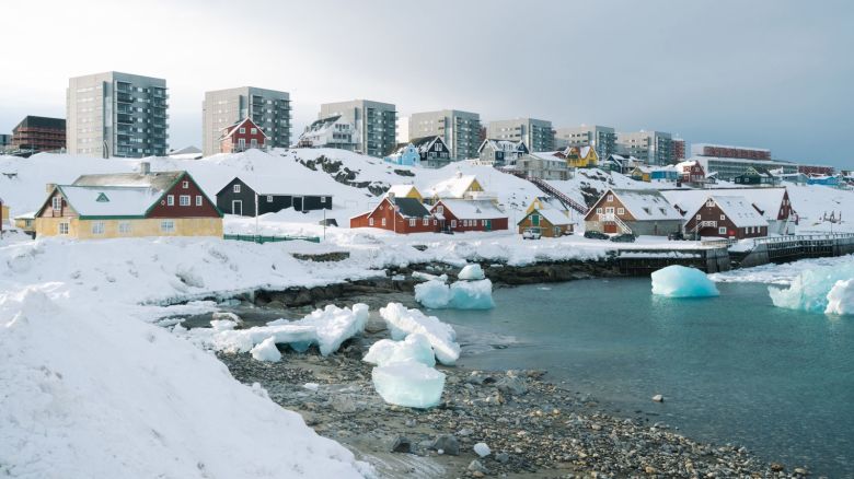 Casas pintadas y bloques de apartamentos residenciales tienen vistas al fiordo de Nuuk, Groenlandia, el 3 de abril.
