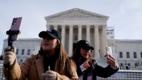Creadores de contenido transmiten en vivo frente a la Corte Suprema de EE. UU. en la ciudad de Washington este viernes 10 de enero de 2025. La corte escuchó argumentos que podrían determinar el futuro de la plataforma de redes sociales extremadamente popular.